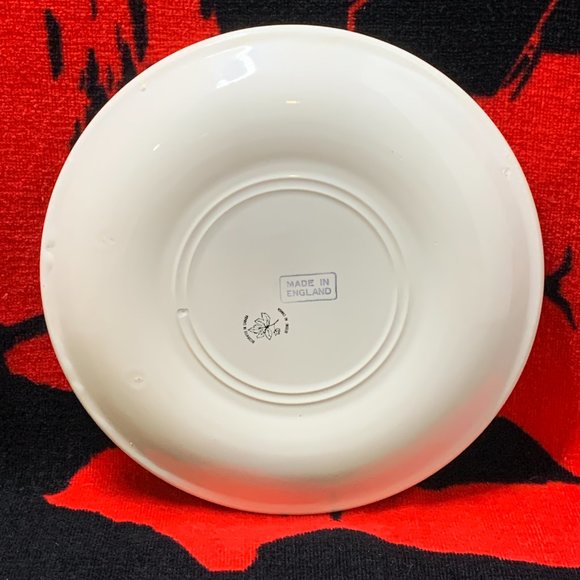 Vintage Christmas Plate. Made In England. Decorated In Canada. Very Good Conditi - Picture 4 of 9